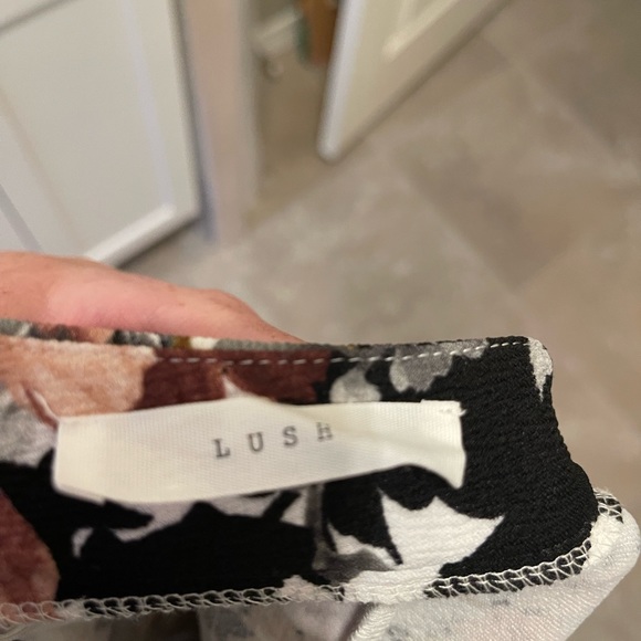 Lush floral skirt. - Picture 4 of 5